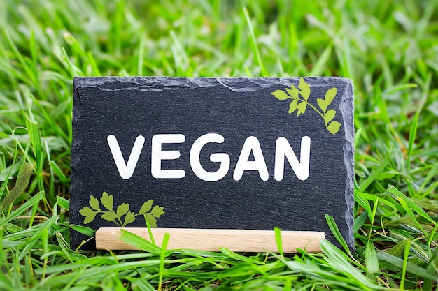 Zdjęcie tablica ogłaszająca weganizm wśród świeżej zielonej trawy