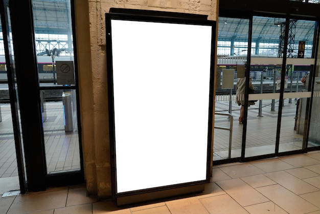 Tablica reklamowa makiety przestrzeni publicznej jako pusta pusta biała tablica reklamowa w przestrzeni publicznej