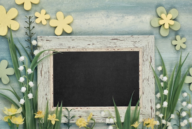 Zdjęcie tablica w ramce z wiosennych kwiatów na neutralnym tle, miejsce na tekst