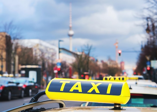 Tablica znak taxi na ulicy Berlin, Niemcy. Wieża telewizyjna w tle
