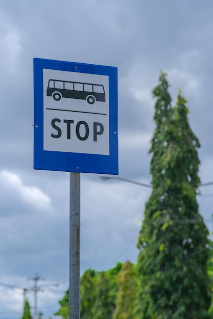 Tablica znaków na górze autobusu na poboczu drogi