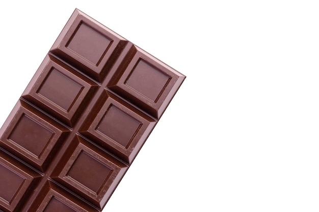 Tabliczka gorzkiej czekolady na białym tle