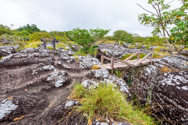 Tabliczka znamionowa Lan Hin Teak i duży kamienny dziedziniec z dziwnymi kamiennymi kształtami to słynna naturalna atrakcja turystyczna Parku Narodowego Phu Hin Rong Kla w prowincji Phitsanulok w Tajlandii