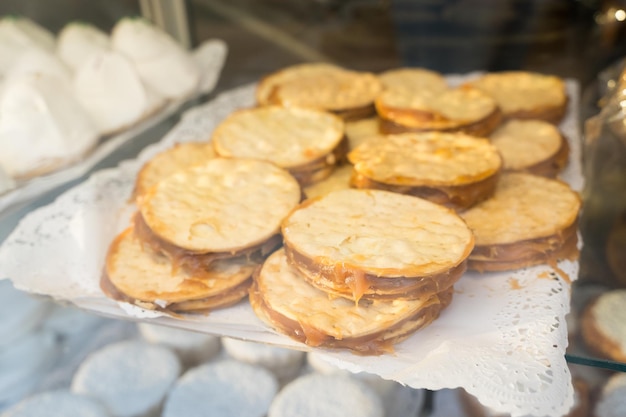 Taca alfajores z karmelizowanym skondensowanym mlekiem Tradycyjne słodkie ciasteczka z Chile w piekarni