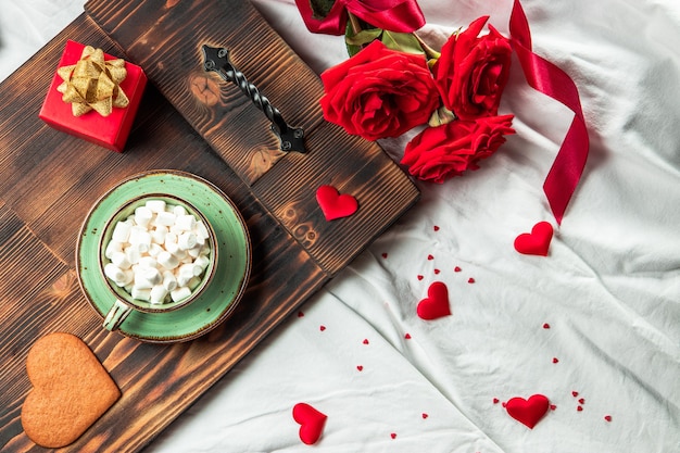 Taca Z Filiżanką Kawy Na łóżku I Kwiatach, Koncepcja Romantycznego śniadania
