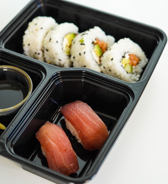 Taca Z Różnymi Kawałkami Sushi California Roll