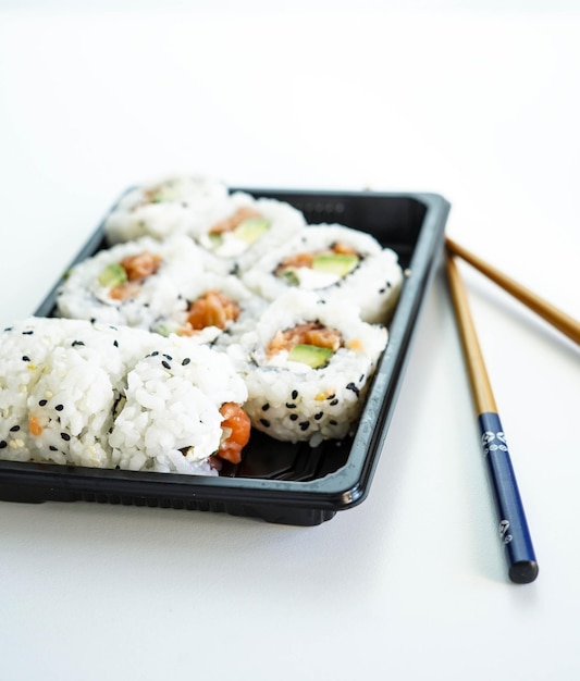 Taca z różnymi kawałkami sushi California roll