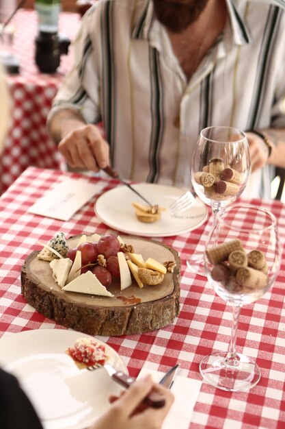 Taca z serami dla smakoszy taca na wino i wędliny serowe