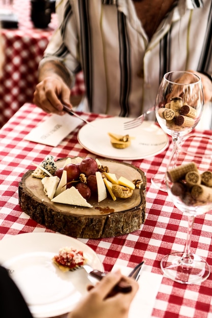 Taca z serami dla smakoszy taca na wino i wędliny serowe