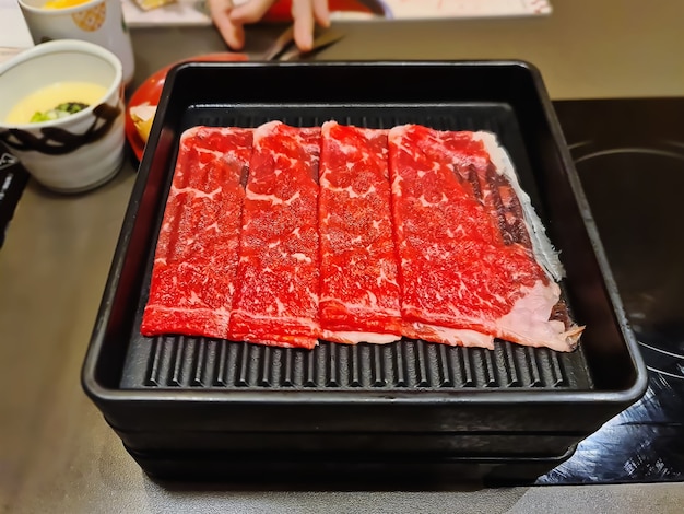 Tace Cienkiej Wołowiny Wakyu Premium w Plasterkach w Japońskiej Restauracji