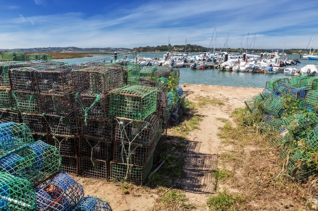Tackles i pułapki rybaków do połowu skorupiaków i ryb. W miejscowości Alvor Algarve.