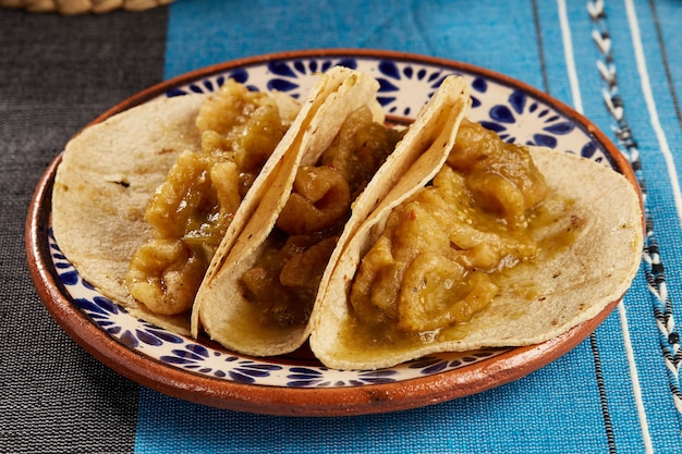 Zdjęcie tacos de chicharron en salsa verde comida tipica mexicana con tortillas de maiz