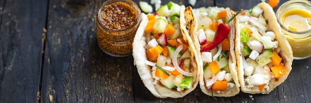 Tacos Faszerowane Warzywami Flatbread Doner Kebab Pita Posiłek Przekąska Na Stole Kopia Przestrzeń Jedzenie