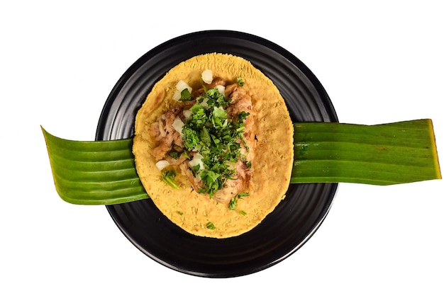 Tacos insurgentes z szarpaną wieprzowiną i cebulą na czarnym talerzu odizolowanym na białym tle widok z góry