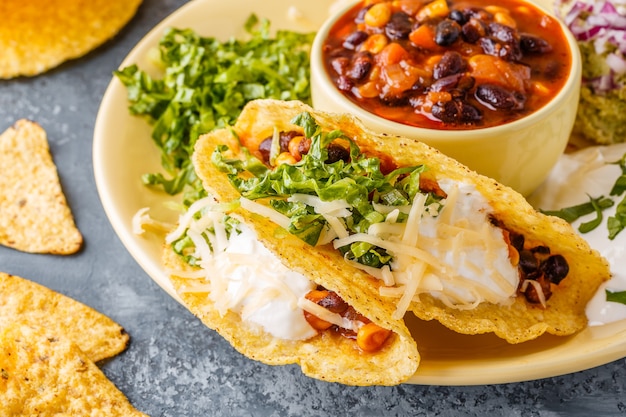 Tacos z chili con carne, surówką, serem i śmietaną