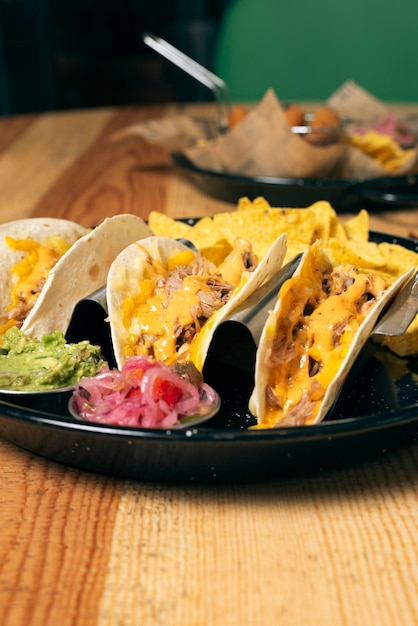 Tacos z kurczaka z sosem cheddarowym, nachosami i guacamole