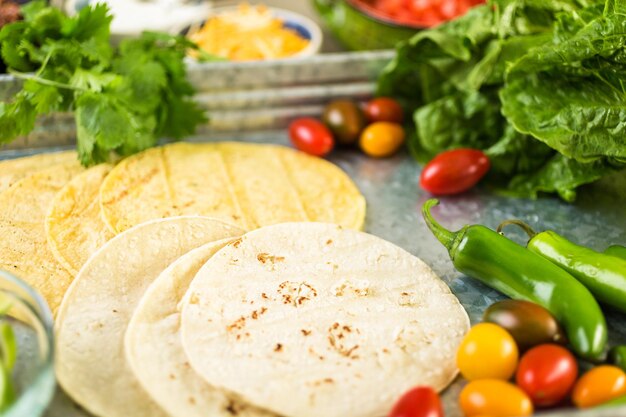 Zdjęcie tacos z mielonej wołowiny z sałatą rzymską, pokrojonymi w kostkę pomidorami, rzodkiewką i rozdrobnionym serem cheddar.
