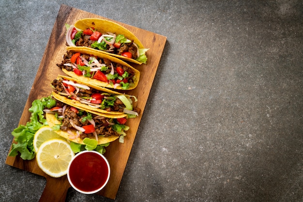tacos z mięsem i warzywami