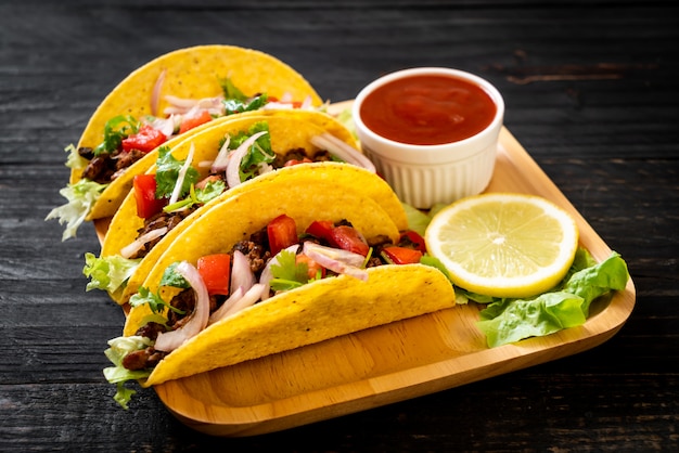 tacos z mięsem i warzywami