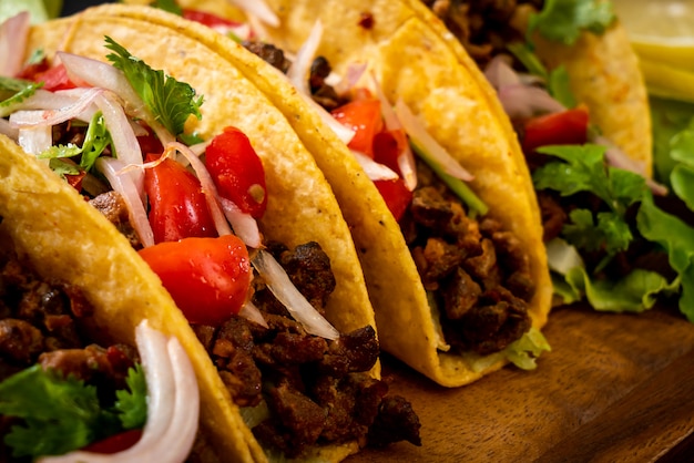 tacos z mięsem i warzywami