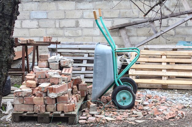 Zdjęcie taczka na placu budowy ogrodnictwo