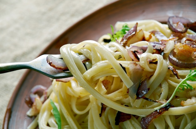 Tagliatelle alla trevisana. Włoski makaron ze smażonym boczkiem i cebulą Kuchnia wenecka