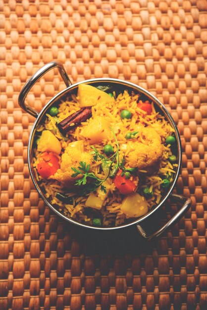 Zdjęcie tahri tehri tehiri lub tahari to indyjski jednogarnkowy posiłek z mieszanych warzyw i ryżu