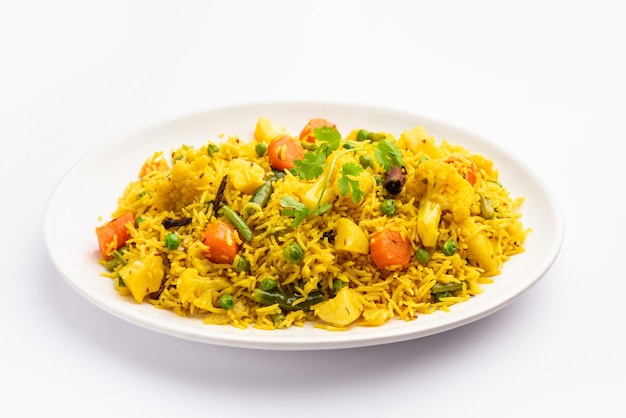 Tahri tehri tehiri lub tahari to indyjski jednogarnkowy posiłek z mieszanych warzyw i ryżu