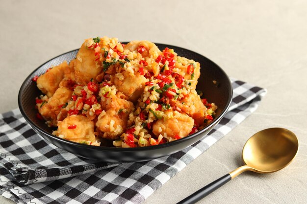 Tahu Cabe Garam czyli Crispy Salt and Pepper Tofu z tofu smażonego w mące