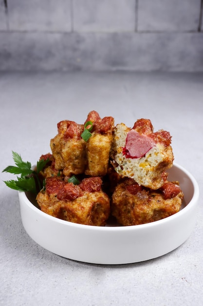 Tahu fantasi sosis lub sarang burung to smażone na parze tofu i na wierzchu z kiełbaskami