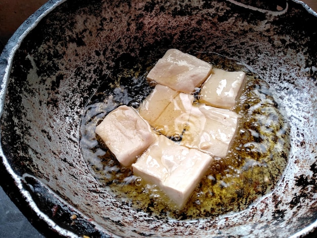 Tahu goreng lub smażone tofu kulinarne jedzenie indonezyjskie