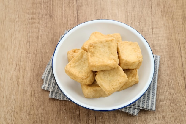 Tahu Goreng lub smażone tofu, tradycyjne jedzenie w Indonezji, wykonane ze sfermentowanego ekstraktu soi.