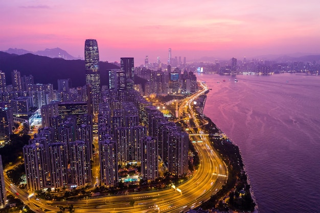 Tai Koo, Hongkong 28 sierpnia 2019: Widok z lotu ptaka na miasto Hongkong nocą