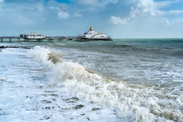 Tail End of Storm Brian Racing przejechał obok Eastbourne Pier w East Sussex, 21 października 2017 r.