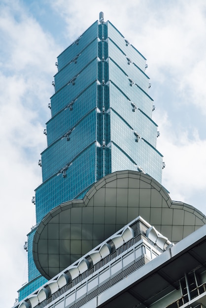 Taipei 101 Budynków Od Dołu Z Jasnym Błękitnym Niebem I Chmurą W Taipei, Tajwan.