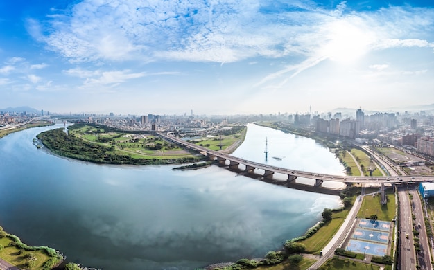 Taipei City Aerial View - Asia Obraz Koncepcji Biznesowej, Panoramiczny Nowoczesny Pejzaż Budynku Widok Z Lotu Ptaka W Ciągu Dnia I Błękitne Niebo, Nakręcony W Taipei, Tajwan.