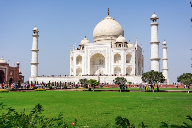 Taj Mahal marmurowe mauzoleum w kolorze kości słoniowej na południowym brzegu rzeki Yamuna w Agrze w Indiach