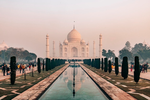 Zdjęcie taj mahal przy mglistym wschodzie słońca w zimie