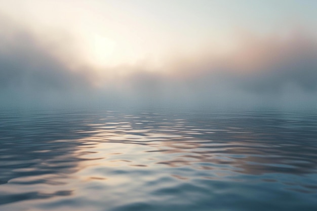 Zdjęcie tajemnicza mgła toczy się nad spokojnym jeziorem.