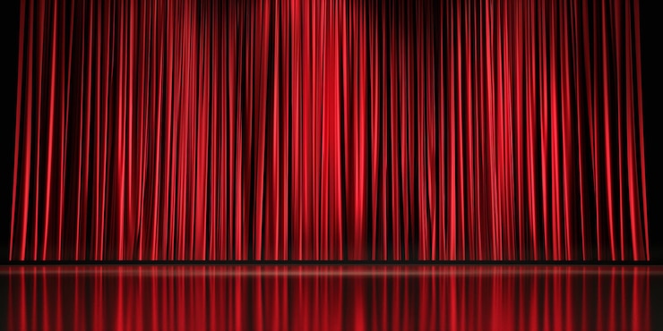 Zdjęcie tajemnicze czerwone zasłony teatralne z odblaskową podłogą