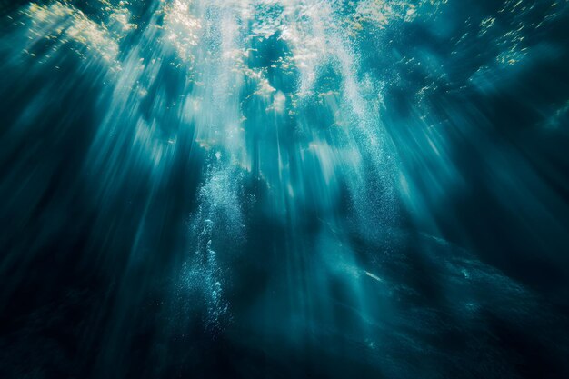 Tajemniczy podwodny krajobraz z promieniami światła przenikającymi głębokość