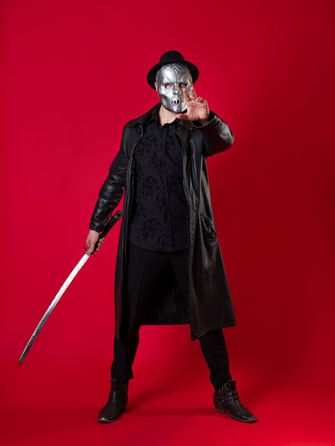 Zdjęcie tajemniczy zabójca ninja w stylu noir, mężczyzna w czarnym ubraniu