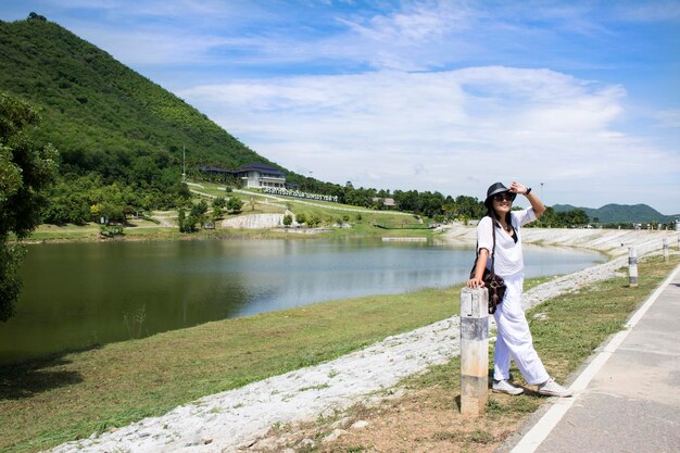 Tajka podróżuje i pozuje do zdjęcia w Chang Hua Man Royal Initiative and Agricultural Project