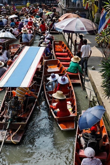 Tajlandia, Bangkok, drewniane tajskie łodzie na pływającym rynku