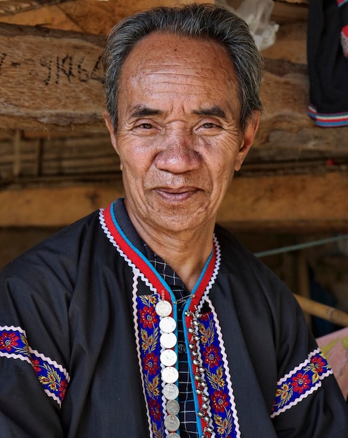 Zdjęcie tajlandia, chiang mai, wioska plemienia wzgórz karen long neck (kayan lahwi), mężczyzna karen w tradycyjnych strojach