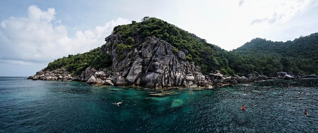 Tajlandia, Koh Nangyuan (wyspa Nangyuan), panoramiczny widok pływających nurków