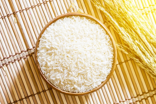 Zdjęcie tajlandia rice w drewnianym pucharze