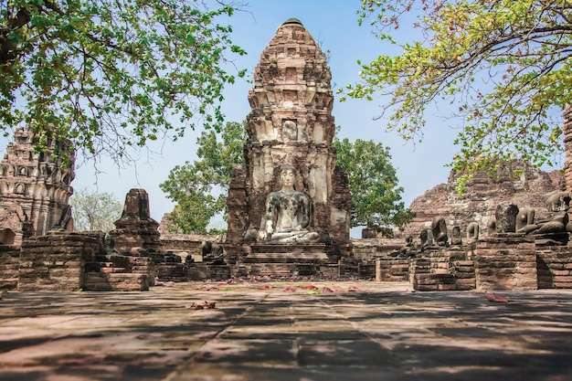 TAJLANDIA Ruiny i antyki w Parku Historycznym Ayutthaya Turyści z całego świata Rozpad Buddy