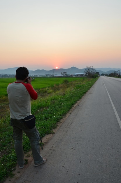 Tajlandzcy fotografowie podróżujący ludzie podróżują odwiedzają i używają aparatu cyfrowego do fotografowania krajobrazu pola ryżu niełuskanego na wsi i w górach w mieście Mae Khachan w Chiang Rai Tajlandia