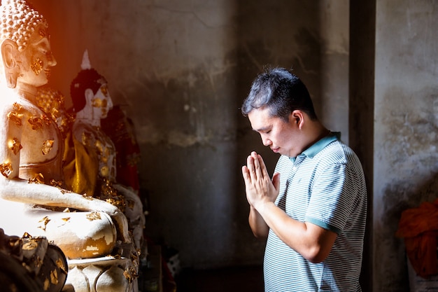 Zdjęcie tajlandzcy ludzie one modlą się przy świątynią w ayutthaya, tajlandia.